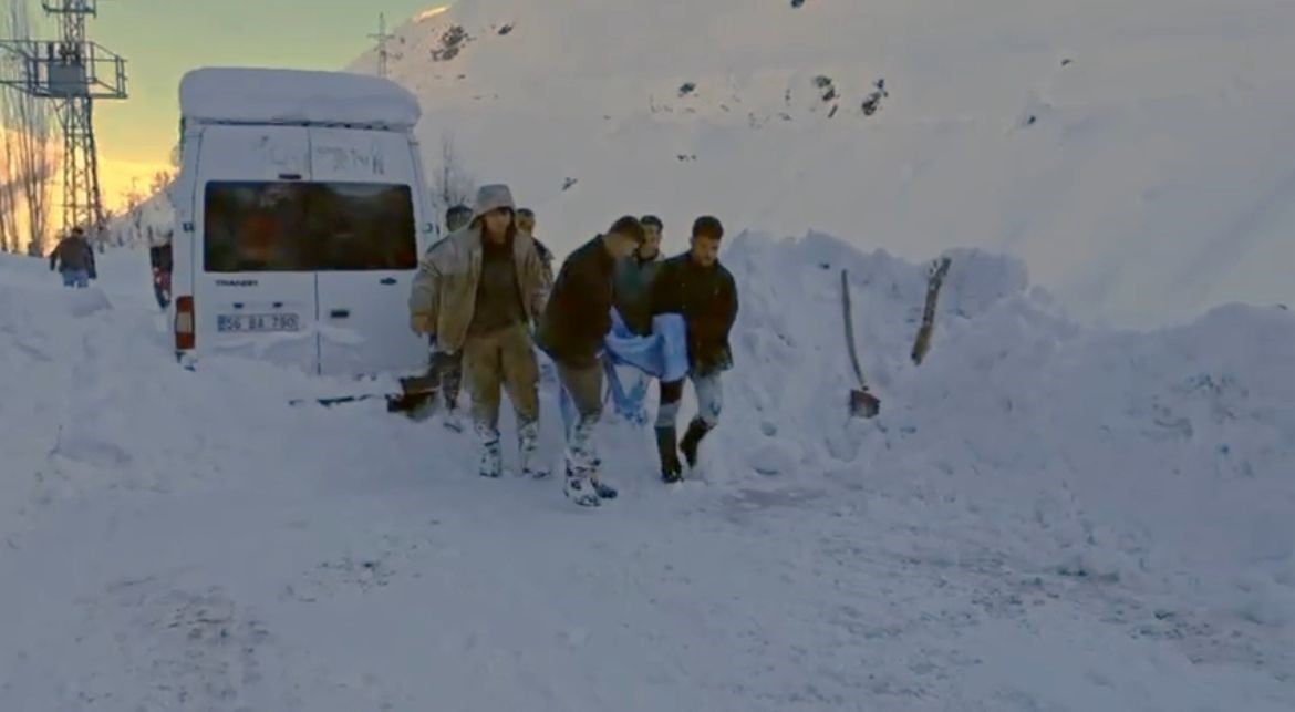 SİİRT'İN ŞİRVAN İLÇESİNDE KAR TEMİZLERKEN DAMDAN DÜŞEREK AĞIR YARALANAN 16 YAŞINDAKİ ÇOCUK...