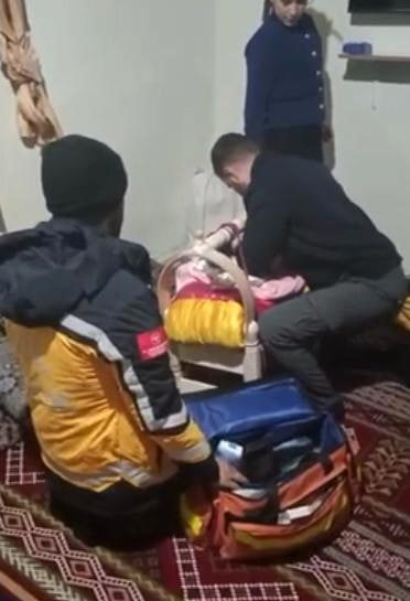 SİİRT'İN ŞİRVAN İLÇESİNDE KAR YAĞIŞI NEDENİYLE YOLDA KALAN AİLE VE PERVARİ İLÇESİNDE YÜKSEK ATEŞ...