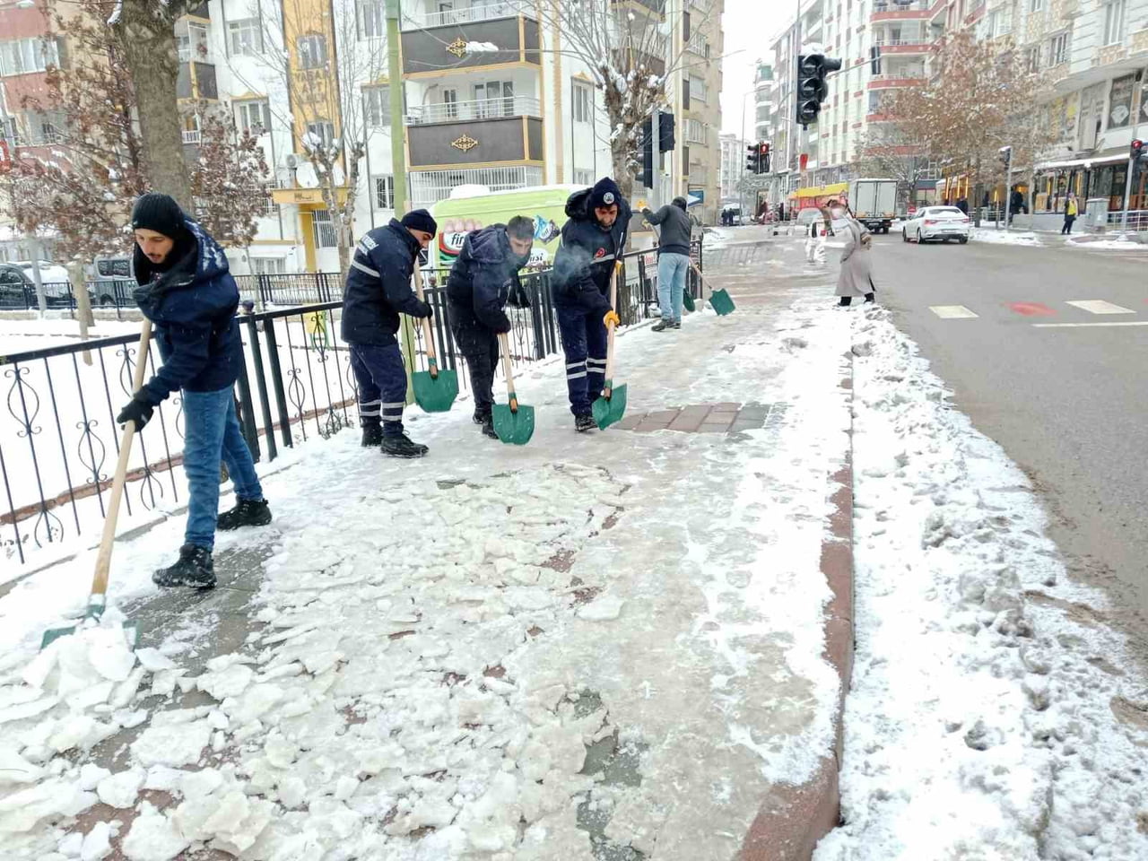 SİİRT BELEDİYESİ EKİPLERİ YOĞUN KAR YAĞIŞIYLA BİRLİKTE DON VE BUZLANMAYA KARŞI ÇALIŞMALARINA DEVAM...