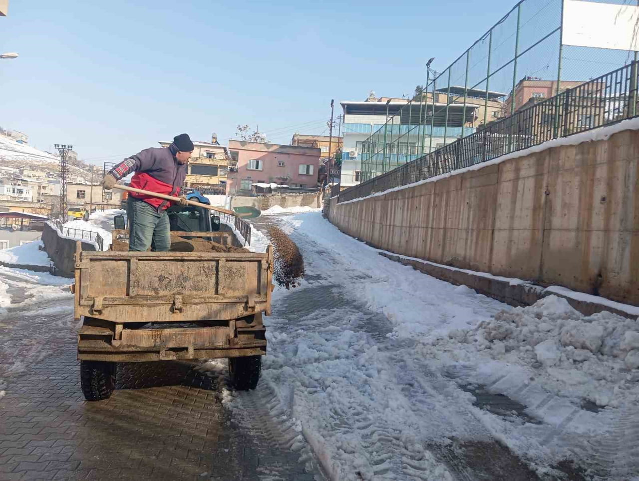 SİİRT BELEDİYESİ KENT MERKEZİNDE KARLA MÜCADELE ÇALIŞMALARINI ARALIKSIZ SÜRDÜRÜYOR.