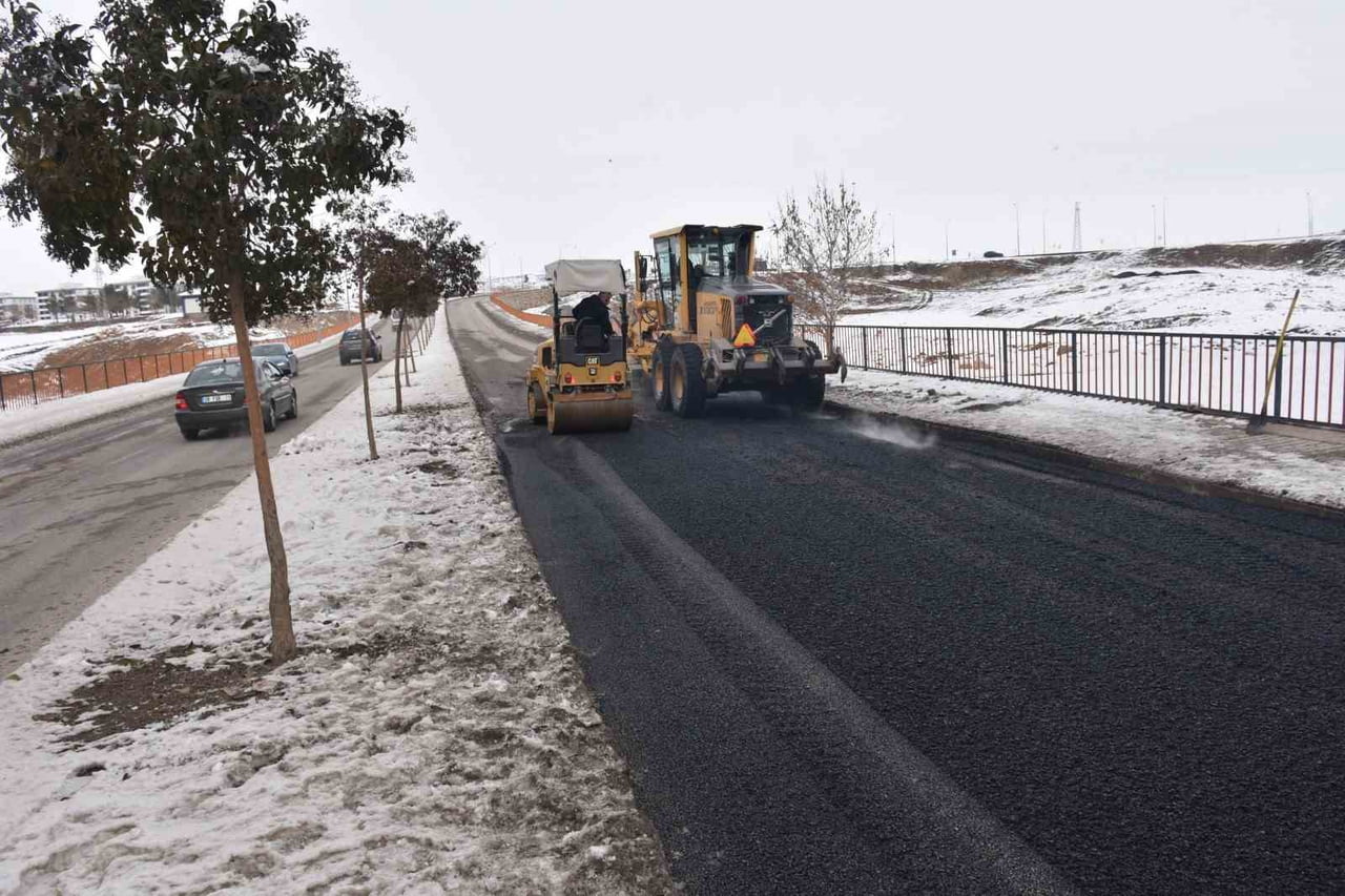 SİİRT BELEDİYESİ ŞEHİR GENELİNDE ALTYAPI VE YOL BAKIM ÇALIŞMALARINI ARALIKSIZ...