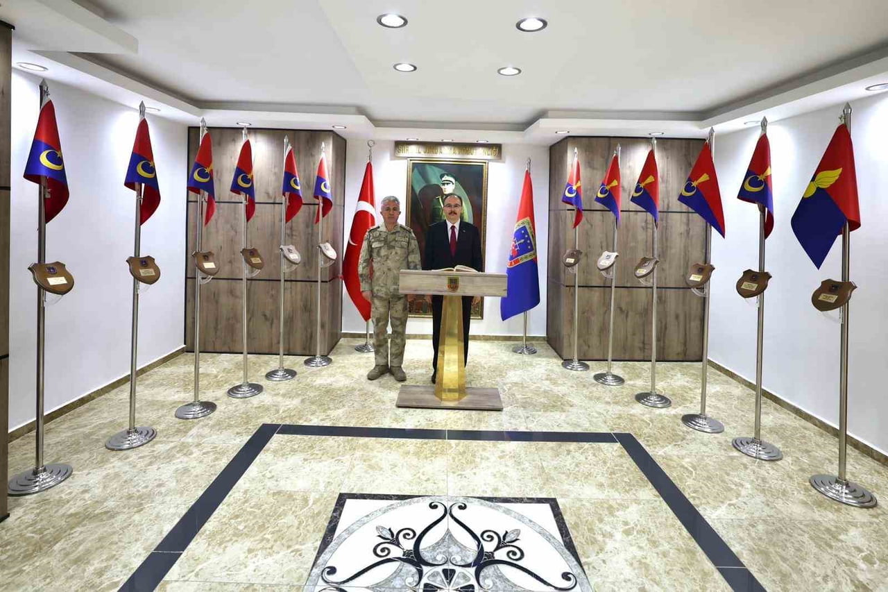 SİİRT DR. KEMAL KIZILKAYA, İL JANDARMA KOMUTANLIĞI’NI ZİYARET EDEREK, 2025 YILI BOYUNCA YÜRÜTÜLEN...