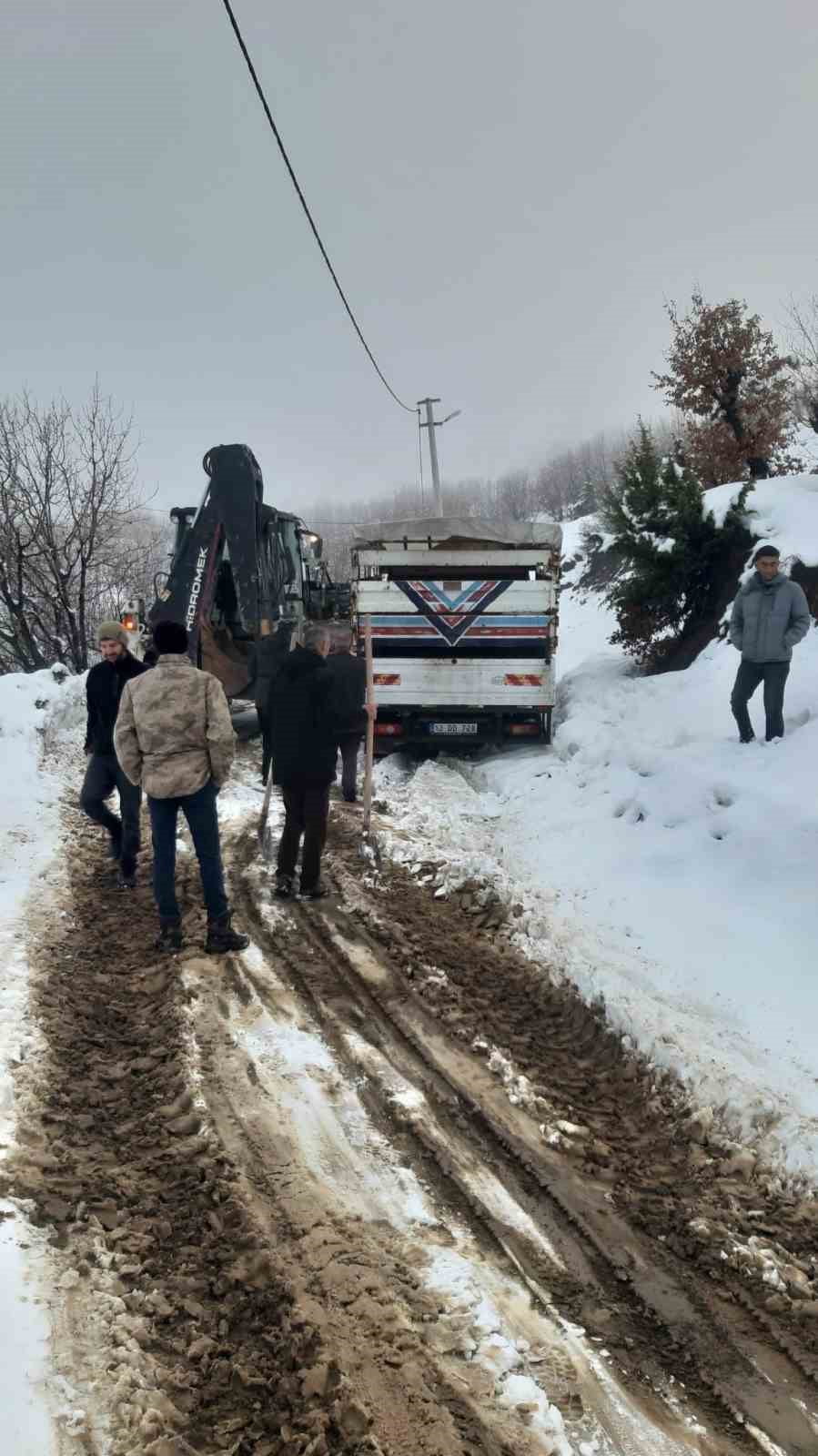 SİİRT İL ÖZEL İDARE EKİPLERİ YOLDA KALAN MİNİBÜS VE İÇİNDEKİLERİ KURTARDI. EKİPLERİN KAPALI...