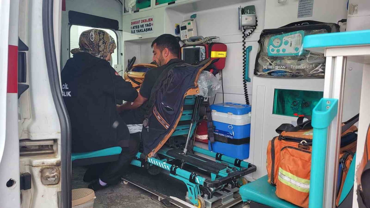 SİİRT İL ÖZEL İDARESİ KARLA MÜCADELE EKİPLERİ YOLLARI AÇARAK HASTALARA ZAMANINDA MÜDAHALE...