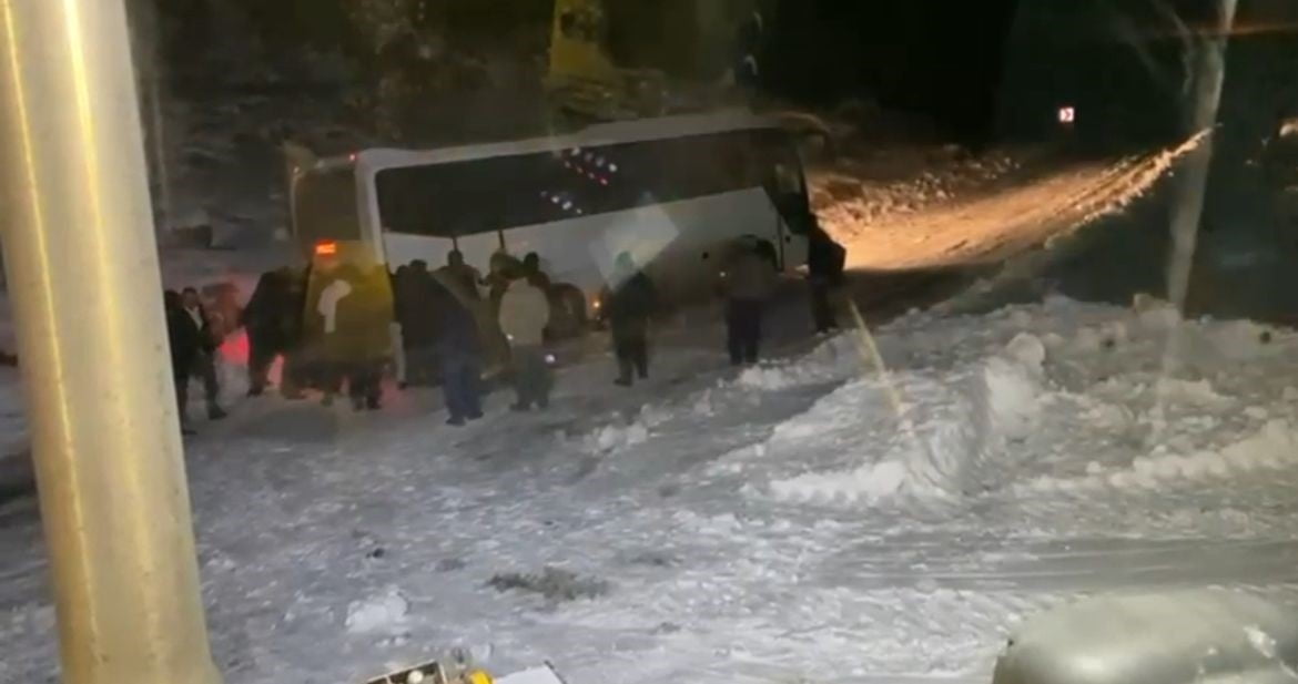 SİİRT İL ÖZEL İDARESİ VE KARAYOLLARI EKİPLERİ KAR VE TİPİ NEDENİYLE YOLDA KALAN CENAZE TAŞIYAN...