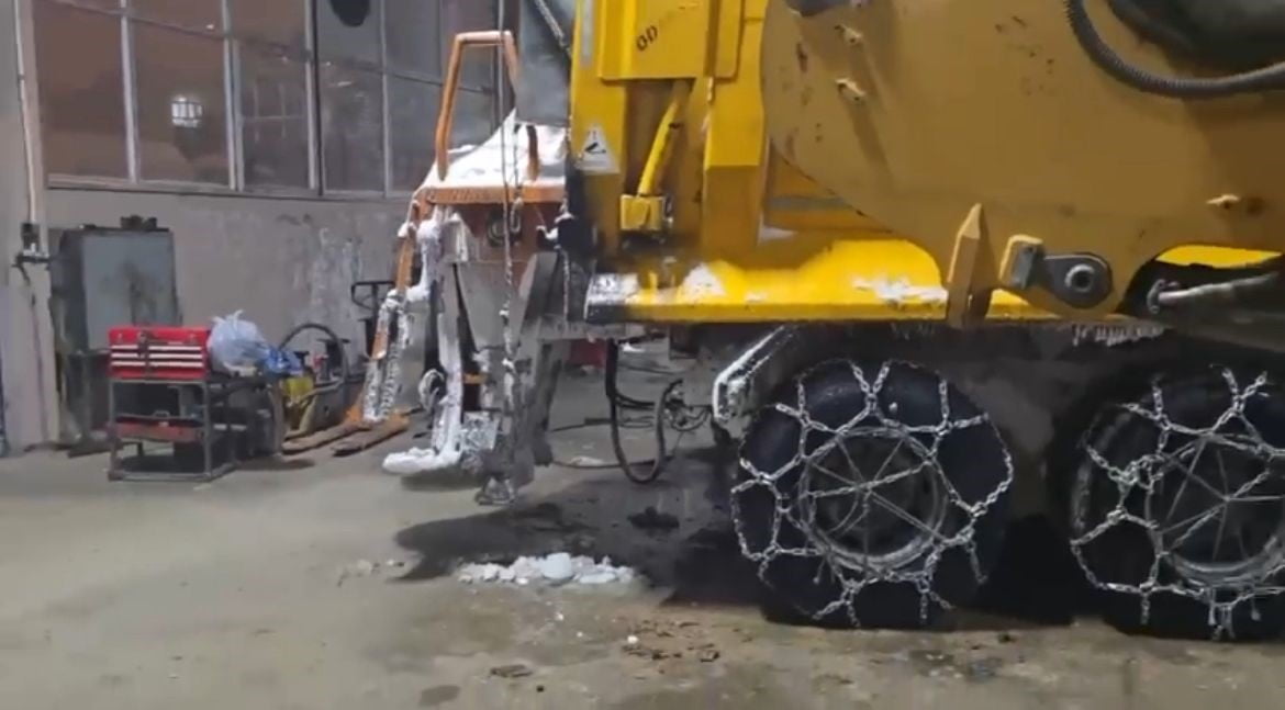 SİİRT İL ÖZEL İDARESİ VE KARAYOLLARI EKİPLERİ KAR VE TİPİ NEDENİYLE YOLDA KALAN CENAZE TAŞIYAN...