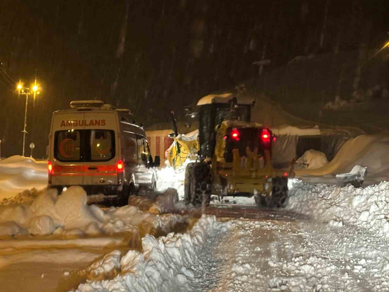 SİİRT’İN ŞİRVAN İLÇESİNDE YOĞUN KAR YAĞIŞI NEDENİYLE YOLDA MAHSUR KALAN AMBULANS 3 SAATLİK BİR...