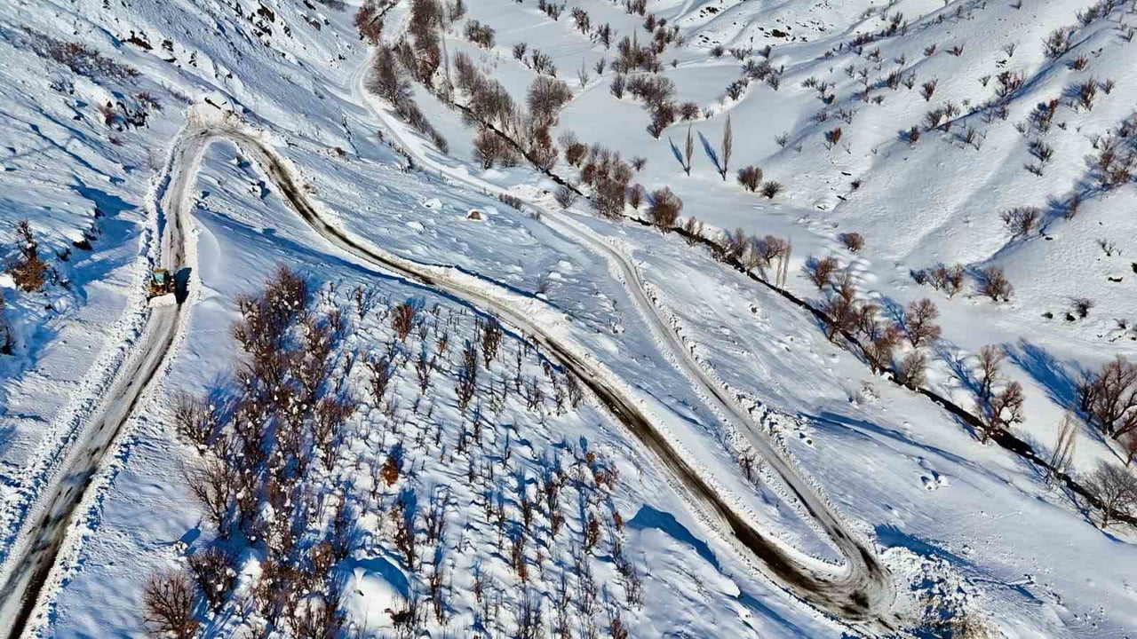 SİİRT’İN ŞİRVAN İLÇESİNE BAĞLI NARLIKAYA KÖYÜ TURGUTLU MEZRASI YOLUNA DÜŞEN ÇIĞ, İL ÖZEL İDARESİ...
