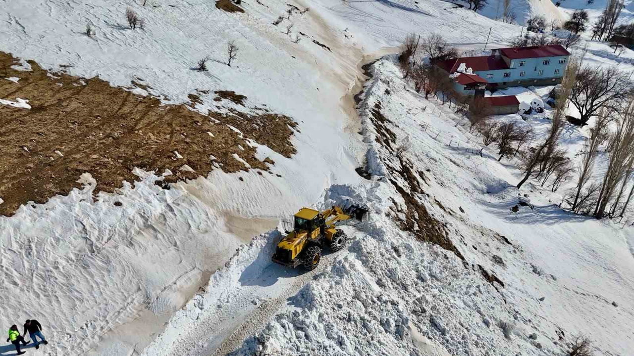 SİİRT’İN ŞİRVAN İLÇESİNE BAĞLI NARLIKAYA KÖYÜ TURGUTLU MEZRASI YOLUNA DÜŞEN ÇIĞ, İL ÖZEL İDARESİ...