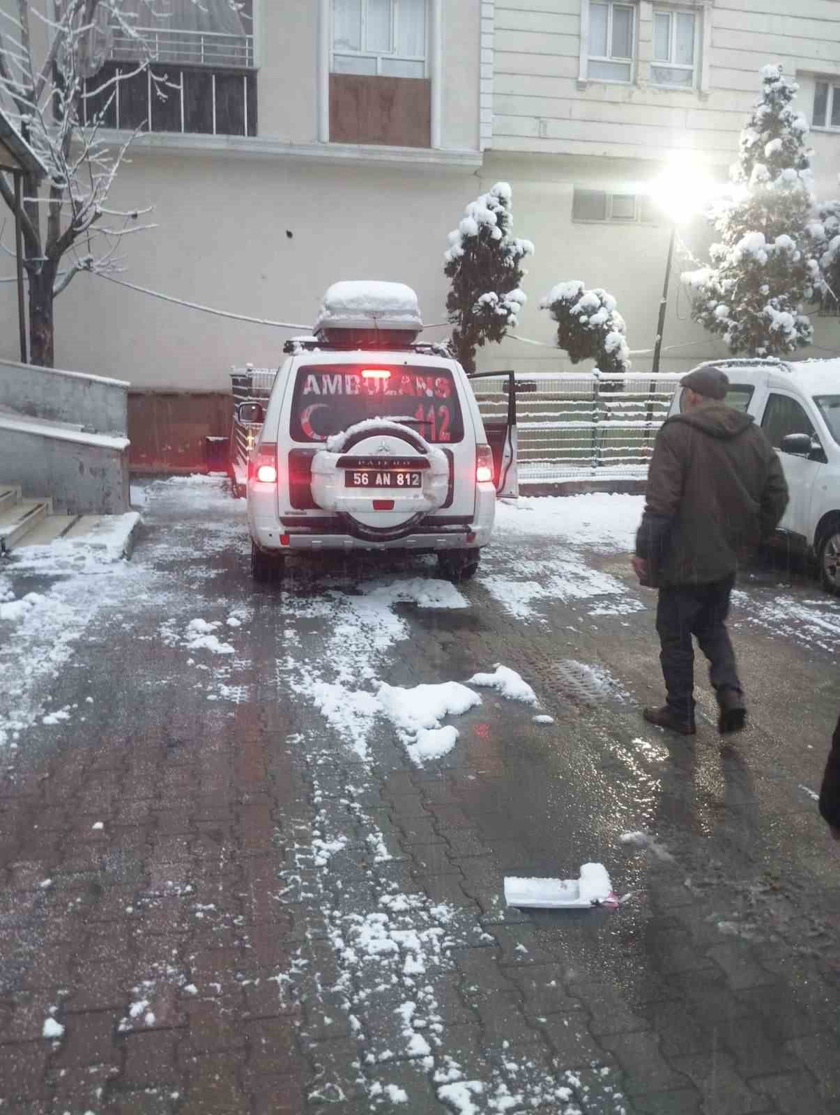 SİİRT’TE RAHATSIZLANAN HASTALAR, KAR YAĞIŞI NEDENİYLE KAPALI YOLLAR AÇILARAK HASTANEYE...