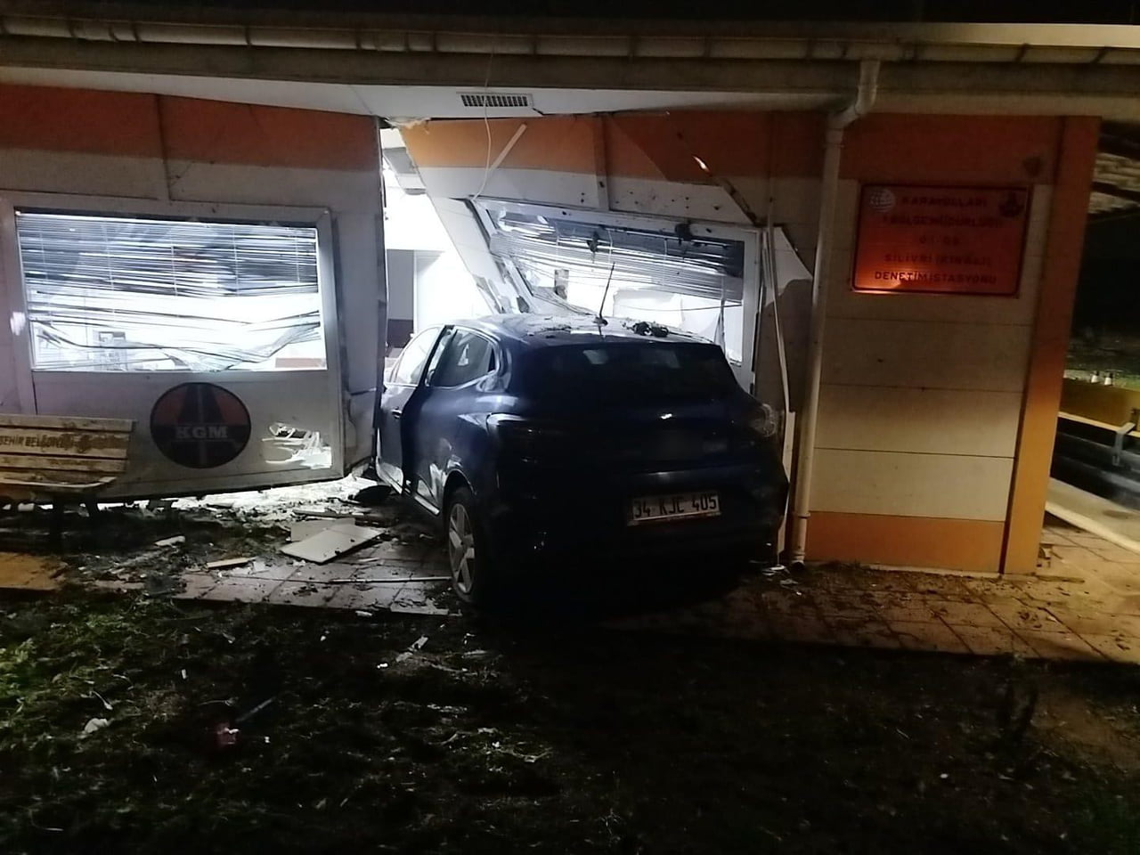 SİLİVRİ'DE ALKOLLÜ SÜRÜCÜNÜN KULLANDIĞI OTOMOBİL, KONTROLDEN ÇIKARAK KARAYOLLARI'NA AİT KANTAR...