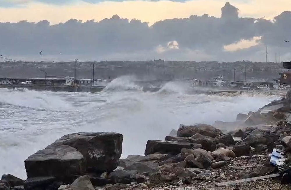 SİLİVRİ SAHİLİNDE ETKİLİ OLAN ŞİDDETLİ LODOS, DALGA BOYUNU ARTIRDI.