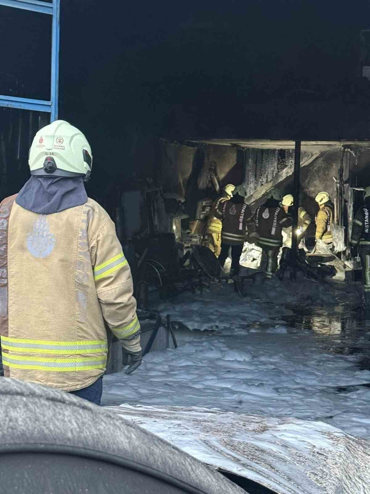 SİLİVRİ SANAYİ SİTESİ’NDE BİR İŞ YERİNDE ÇIKAN YANGIN, ÇIRAKLARIN DİKKATİ VE İTFAİYENİN HIZLI...