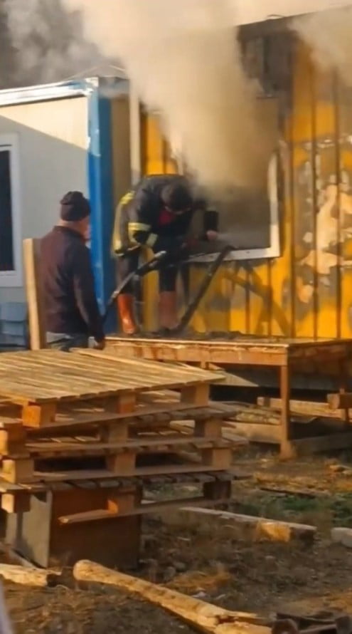SİNOP'UN BOYABAT İLÇESİNDE BİR ŞANTİYEDE BULUNAN KONTEYNERDE ÇIKAN YANGIN, İTFAİYE EKİPLERİNİN...