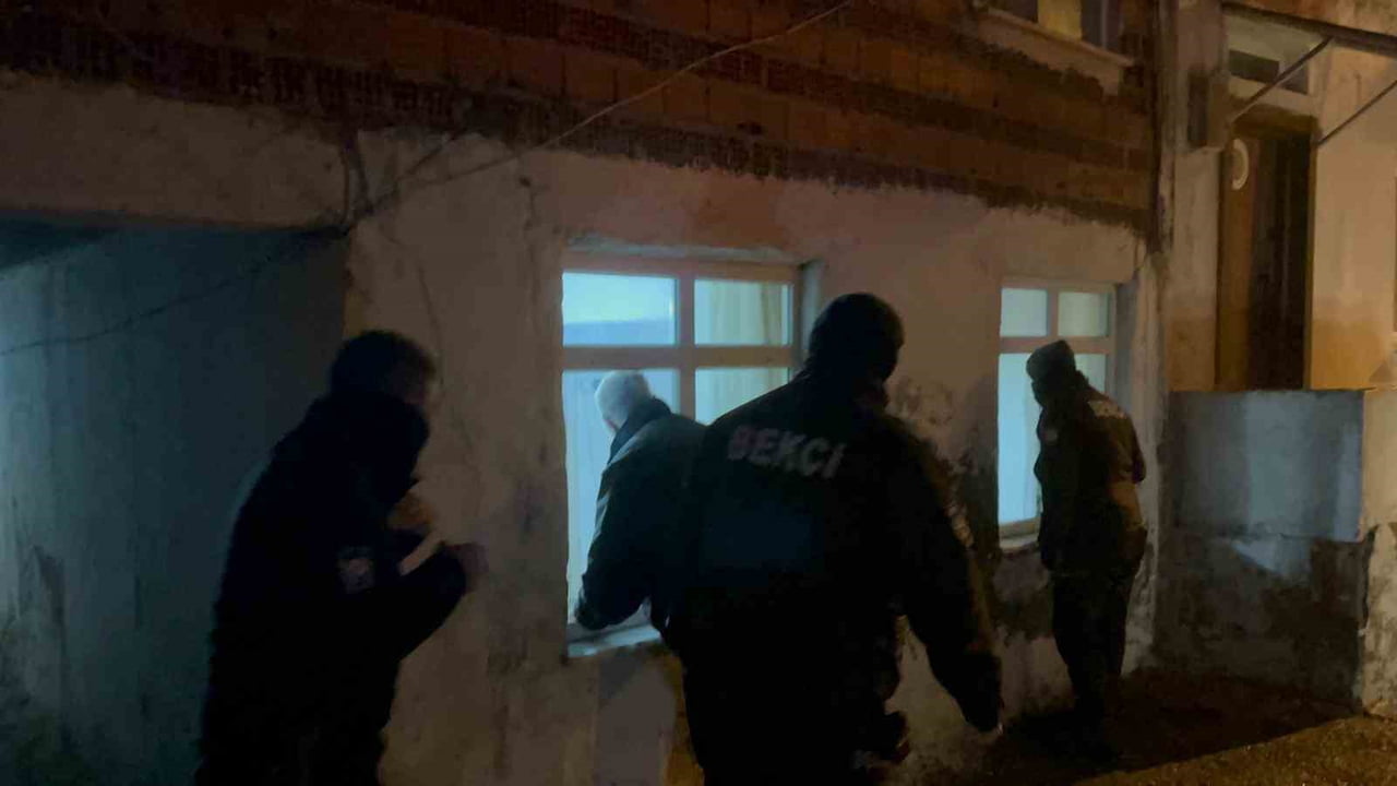 SİNOP’TA 4 KATLI BİR BİNANIN GİRİŞ KATINDA ÇIKAN BACA YANGINI, İTFAİYE EKİPLERİNİN HIZLI...