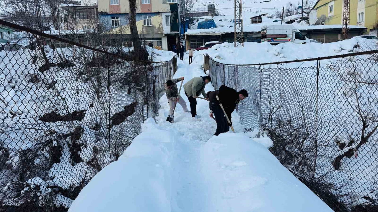 ŞIRNAK'IN BEYTÜŞŞEBAP İLÇESİNDE 52 YIL ÖNCE YAPILAN ASMA KÖPRÜYE GÖZÜ GİBİ BAKAN KÖYLÜLER KIŞ...