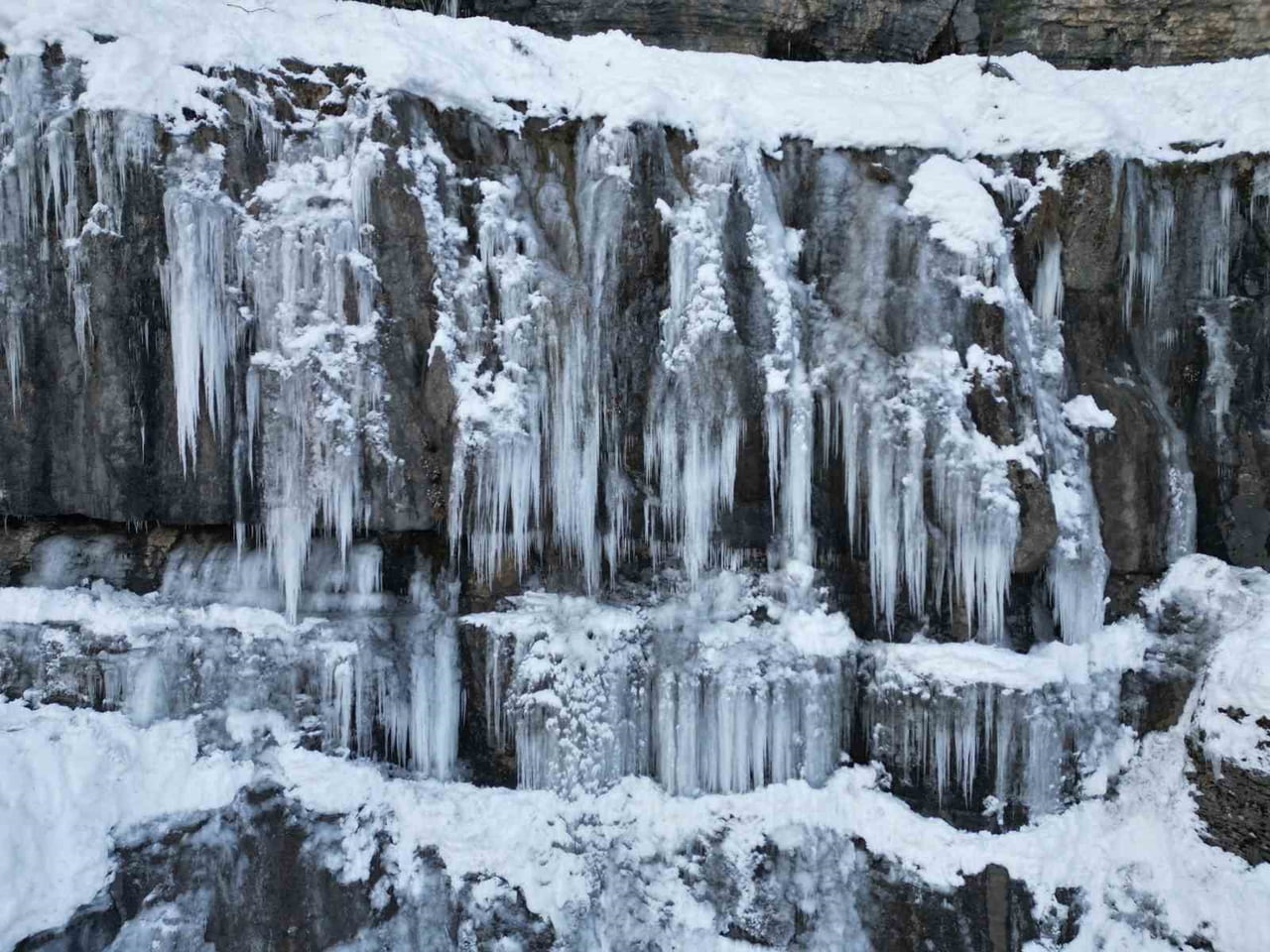 ŞIRNAK'IN BEYTÜŞŞEBAP İLÇESİNDE KAR YAĞIŞI SONRASI OLUŞAN BUZ SARKITLARI DRONLA...