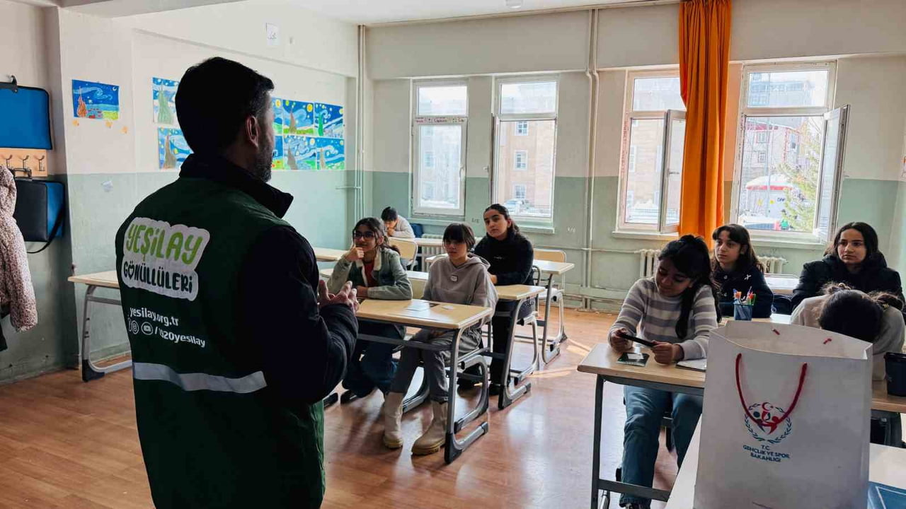 ŞIRNAK'IN BEYTÜŞŞEBAP İLÇESİNDE YEŞİLAY CEMİYETİ GÖNÜLLÜLERİ ÖĞRENCİLERE BAĞIMLILIK EĞİTİMİ...
