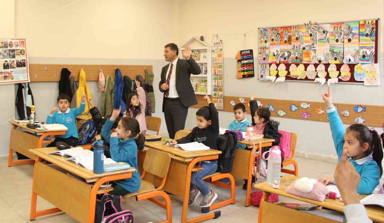 ŞIRNAK'IN CİZRE İLÇE MİLLİ EĞİTİM MÜDÜRÜ OKULLARDA İNCELEMELERDE BULUNUP ÖĞRENCİLERLE BİR ARAYA...