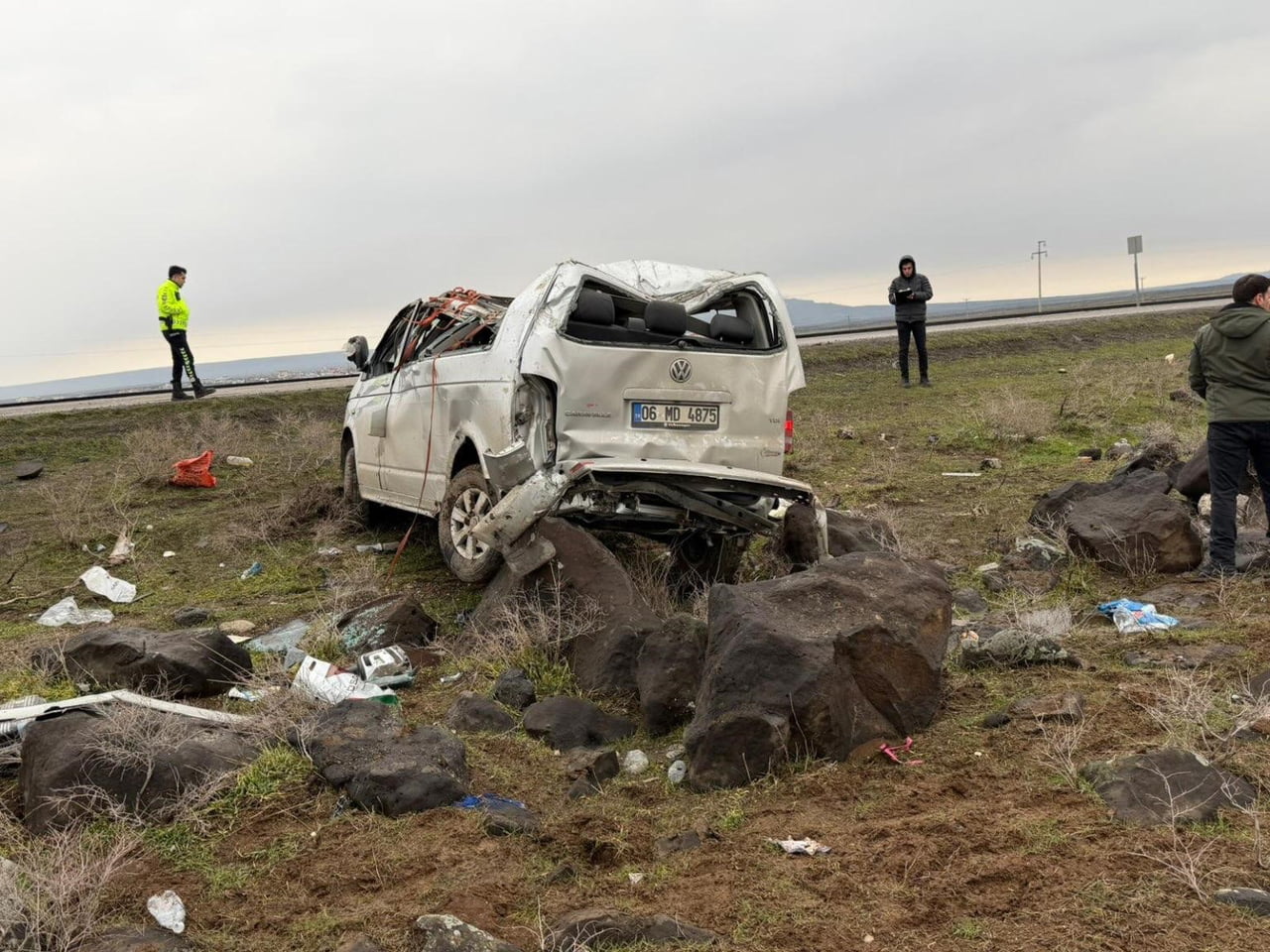 ŞIRNAK'IN İDİL İLÇESİNDE YAĞMUR NEDENİ İLE KAYGANLAŞAN YOLDA KONTROLDEN ÇIKAN KAMYONETİN...