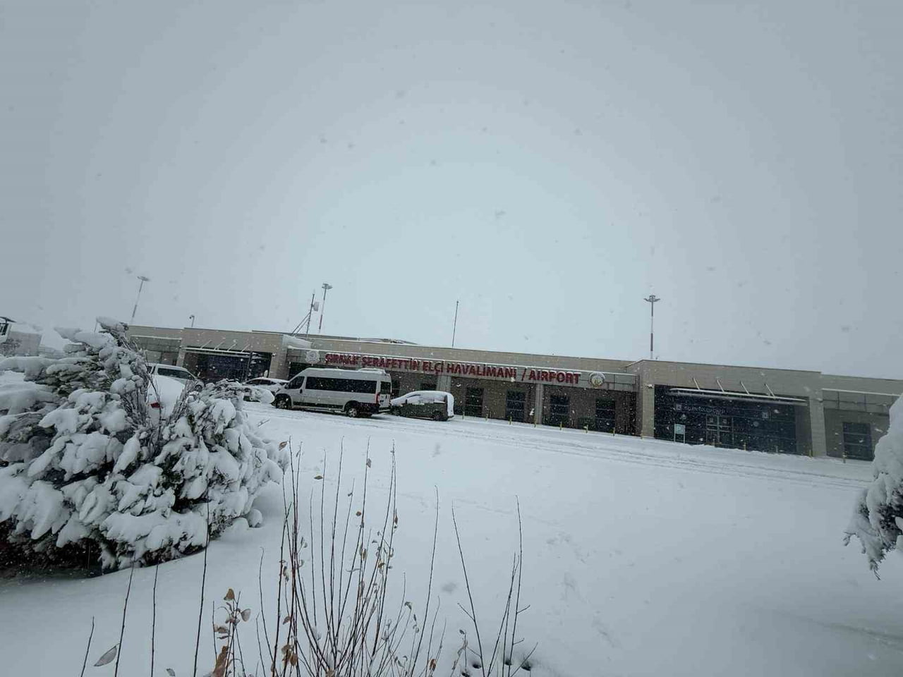 ŞIRNAK'TA ETKİLİ OLAN YOĞUN KAR YAĞIŞI VE OLUMSUZ HAVA KOŞULLARI, ULAŞIMI VE GÜNLÜK YAŞAMI CİDDİ...