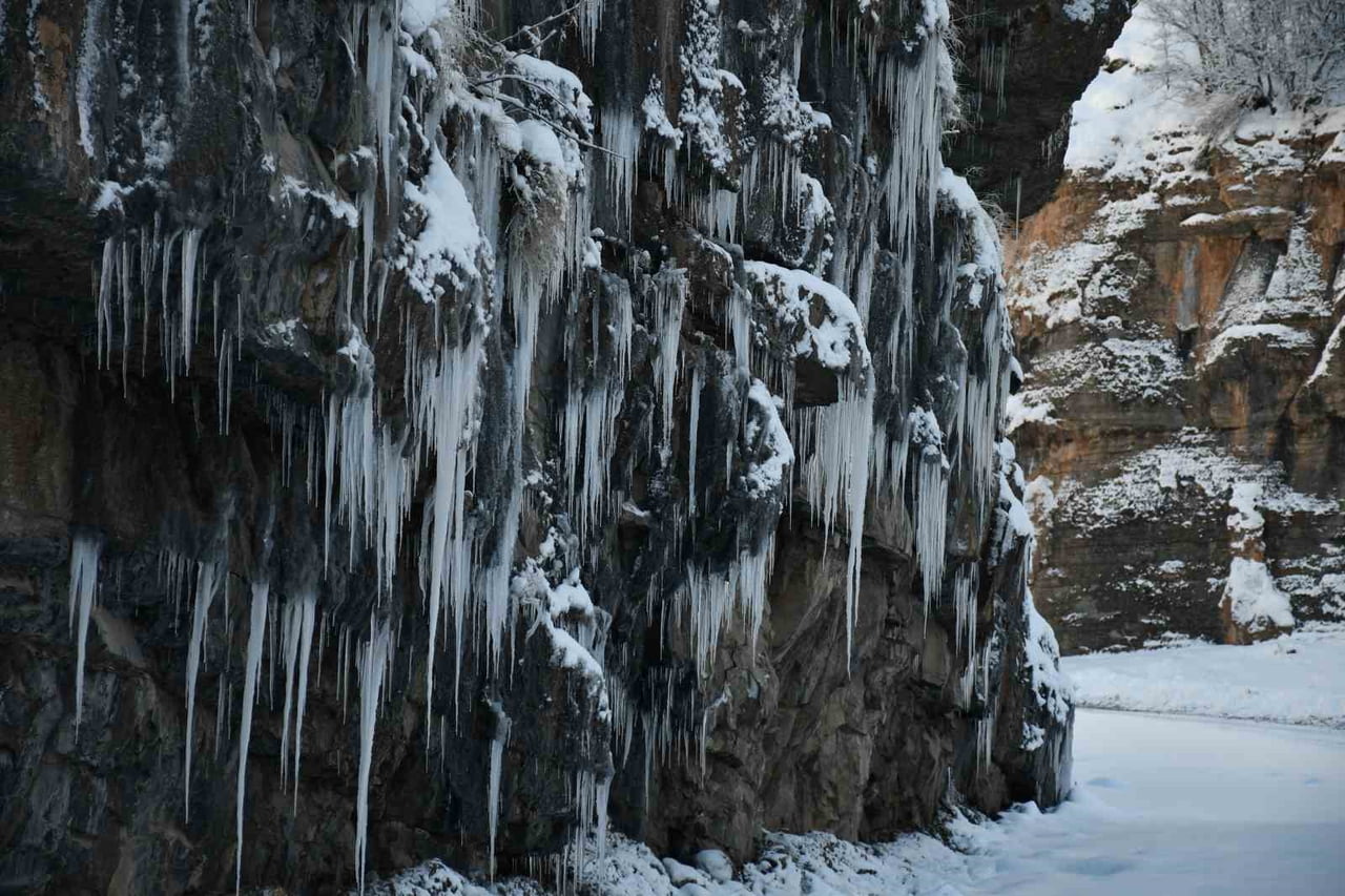 ŞIRNAK'TA HABUR ÇAYI'NIN BİR KISMI SOĞUK HAVANIN ETKİSİNDE KALARAK DONDU.