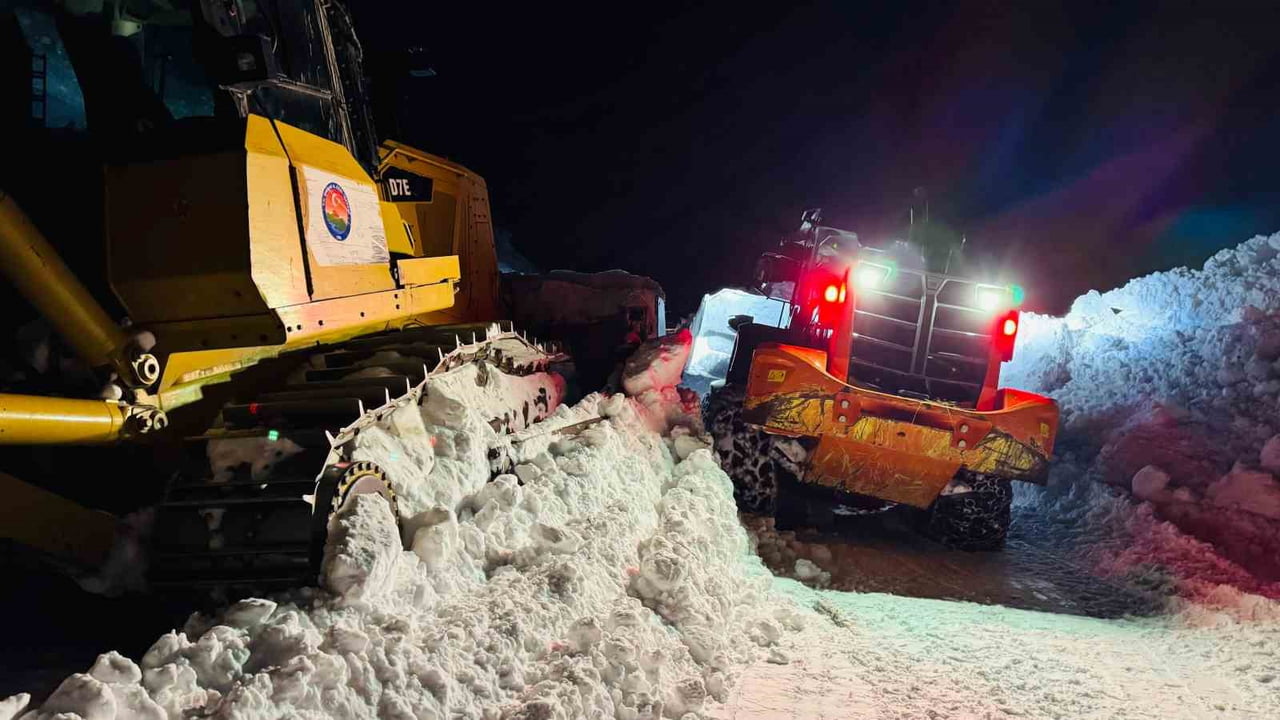 ŞIRNAK'TA KARLA MÜCADELE EKİPLERİ GÜNLERDİR KAPALI KÖY YOLLARINI AÇIYOR