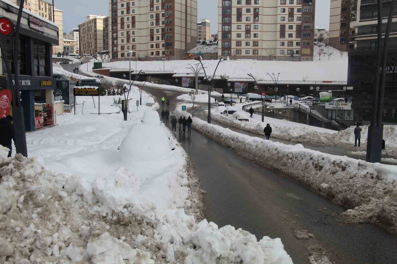 ŞIRNAK BELEDİYESİ, KENT MERKEZİNDE ETKİLİ OLAN KAR YAĞIŞI NEDENİYLE KAR TEMİZLEME ÇALIŞMALARI...