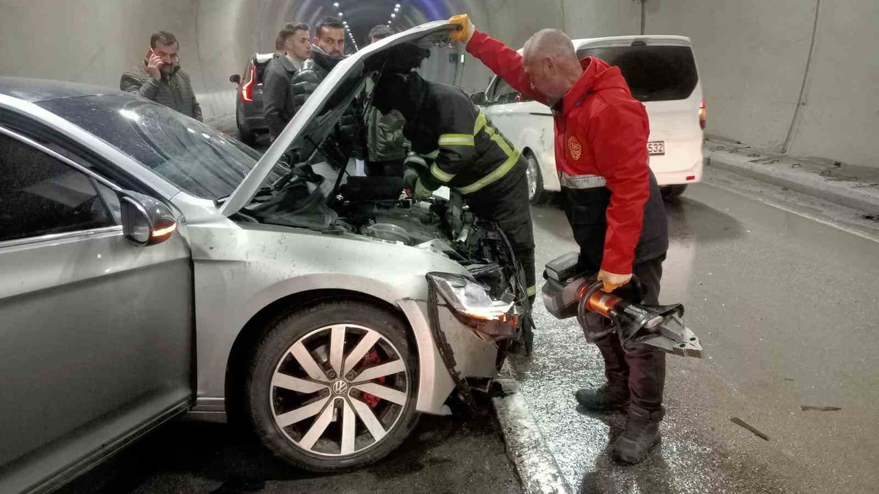 ŞIRNAK-CİZRE KARAYOLUNDA BULUNAN ŞEHİT GÜVENLİK KORUCUSU DÜNDAR PAGE TÜNELİNDE BUZLANMA NEDENİYLE...