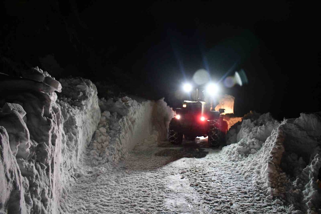 ŞIRNAK’IN BEYTÜŞŞEBAP İLÇESİ BEŞAĞAÇ KÖYÜNDE KAR KALINLIĞI 2 METREYİ BULDU. EKİPLER GECE BOYUNCA...