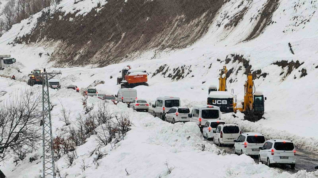 ŞIRNAK’IN BEYTÜŞŞEBAP İLÇESİNDE BUZLANMA NEDENİYLE KAZA OLDU İKİ YARALI HASTANELERE KALDIRILDI...
