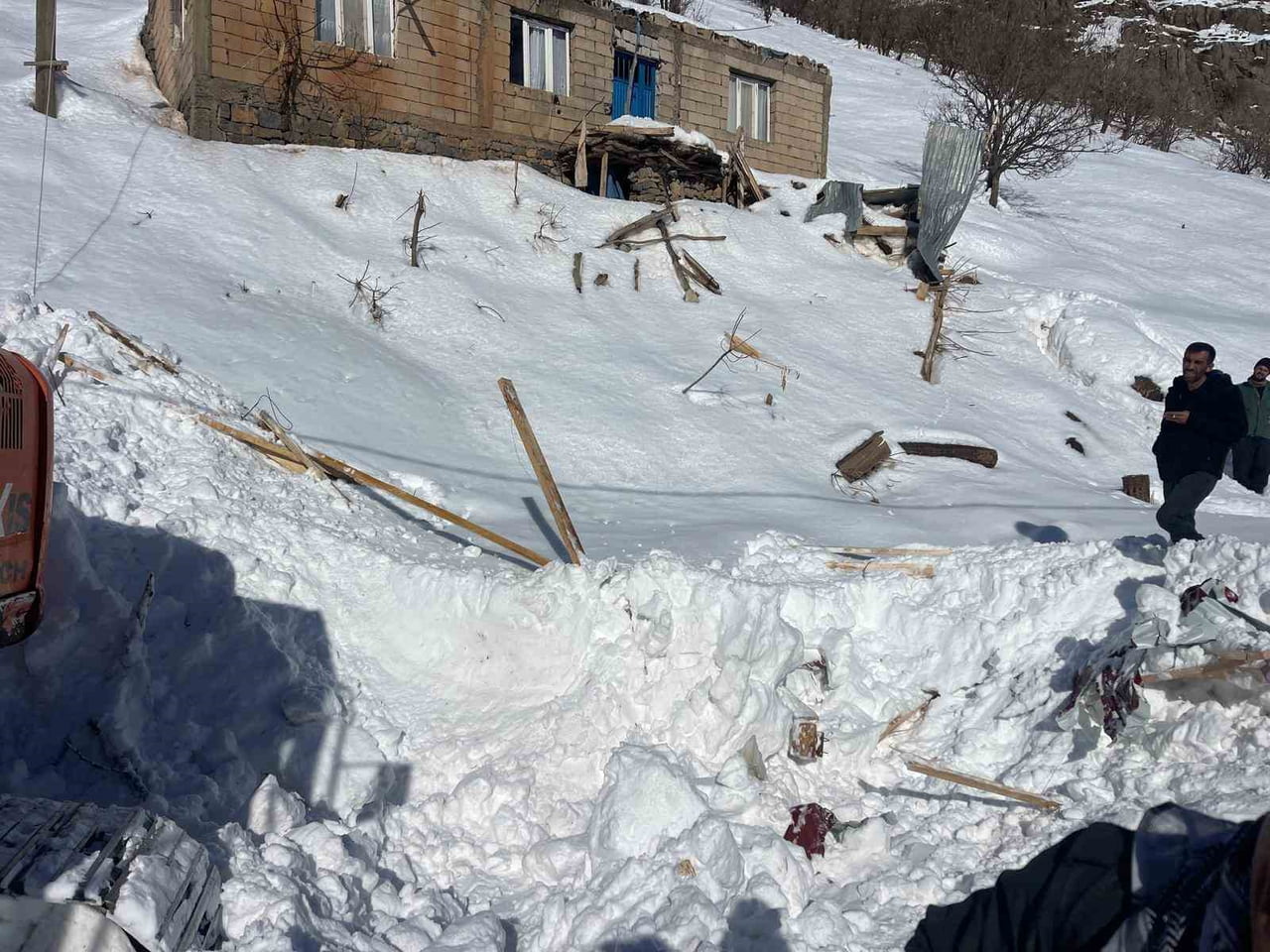 ŞIRNAK’IN BEYTÜŞŞEBAP İLÇESİNDE ÇIĞ ALTINDA KALAN 3 EV, 2 BARAKA VE 1 ARABA ÇIKARTILDI.