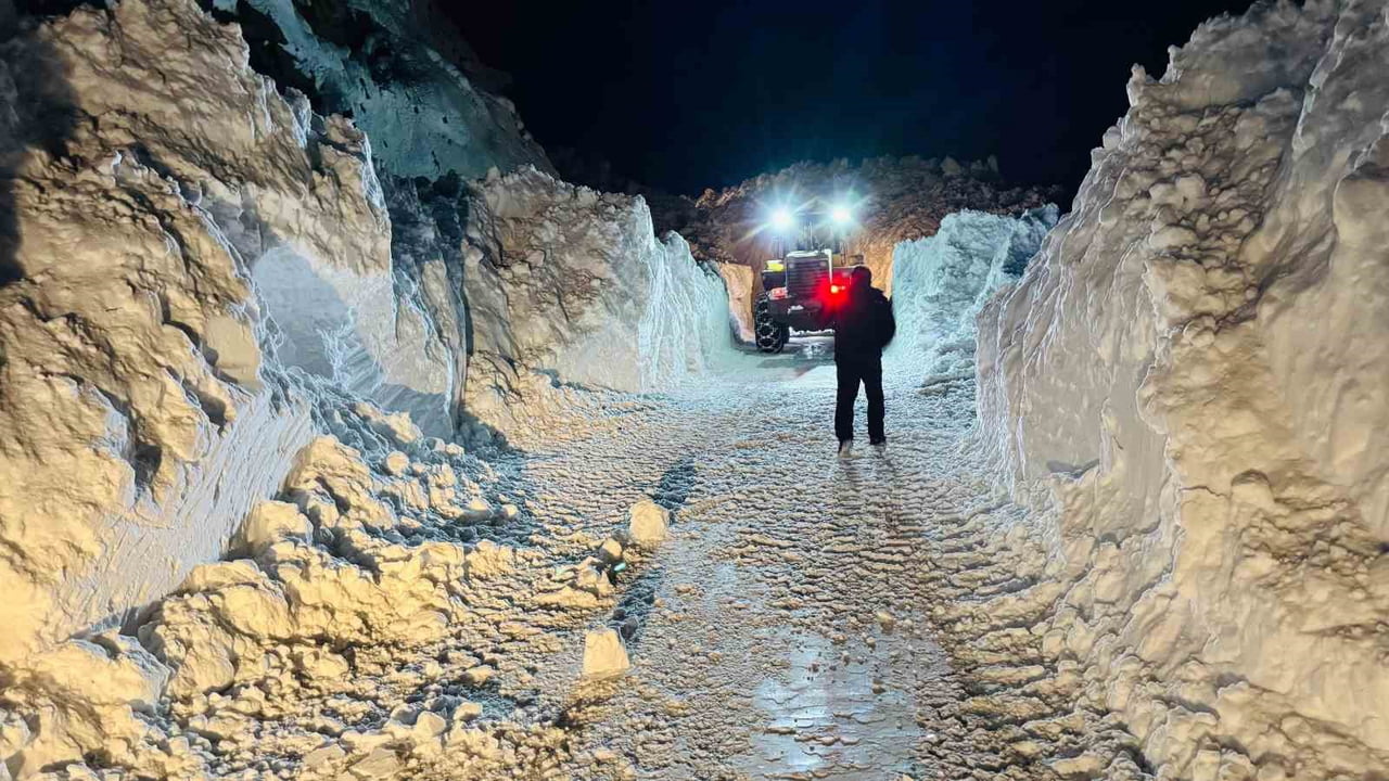 ŞIRNAK’IN BEYTÜŞŞEBAP İLÇESİNDE KARLA MÜCADELE GECE GÜNDÜZ SÜRÜYOR. EKİPLER ÇIĞLARDA TÜNELLER...