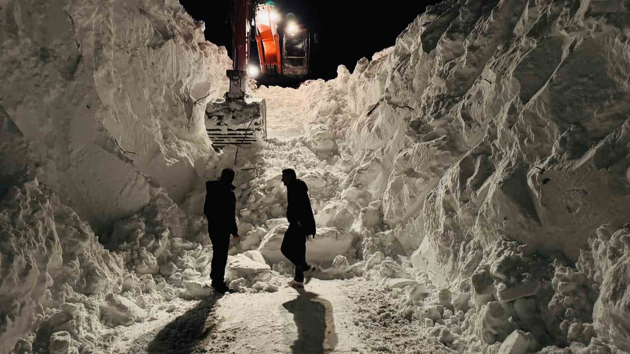ŞIRNAK’IN BEYTÜŞŞEBAP İLÇESİNDE KARLA MÜCADELE GECE GÜNDÜZ SÜRÜYOR. EKİPLER ÇIĞLARDA TÜNELLER...