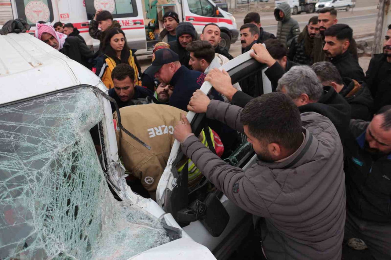 ŞIRNAK’IN CİZRE İLÇESİNDE HAFİF TİCARİ ARACIN PARK HALİNDEKİ TIRIN DORSESİNE ÇARPMASI SONUCU 1...