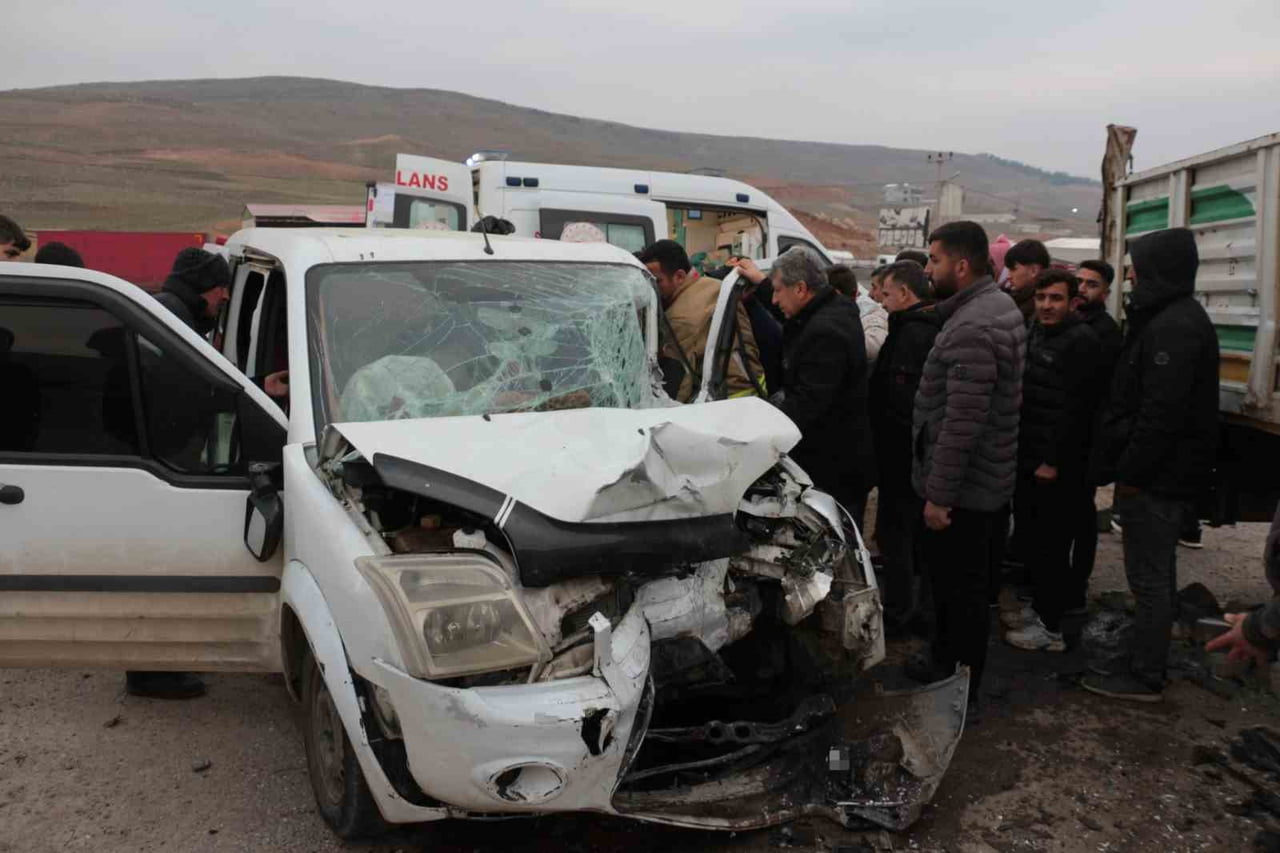 ŞIRNAK’IN CİZRE İLÇESİNDE HAFİF TİCARİ ARACIN PARK HALİNDEKİ TIRIN DORSESİNE ÇARPMASI SONUCU 1...