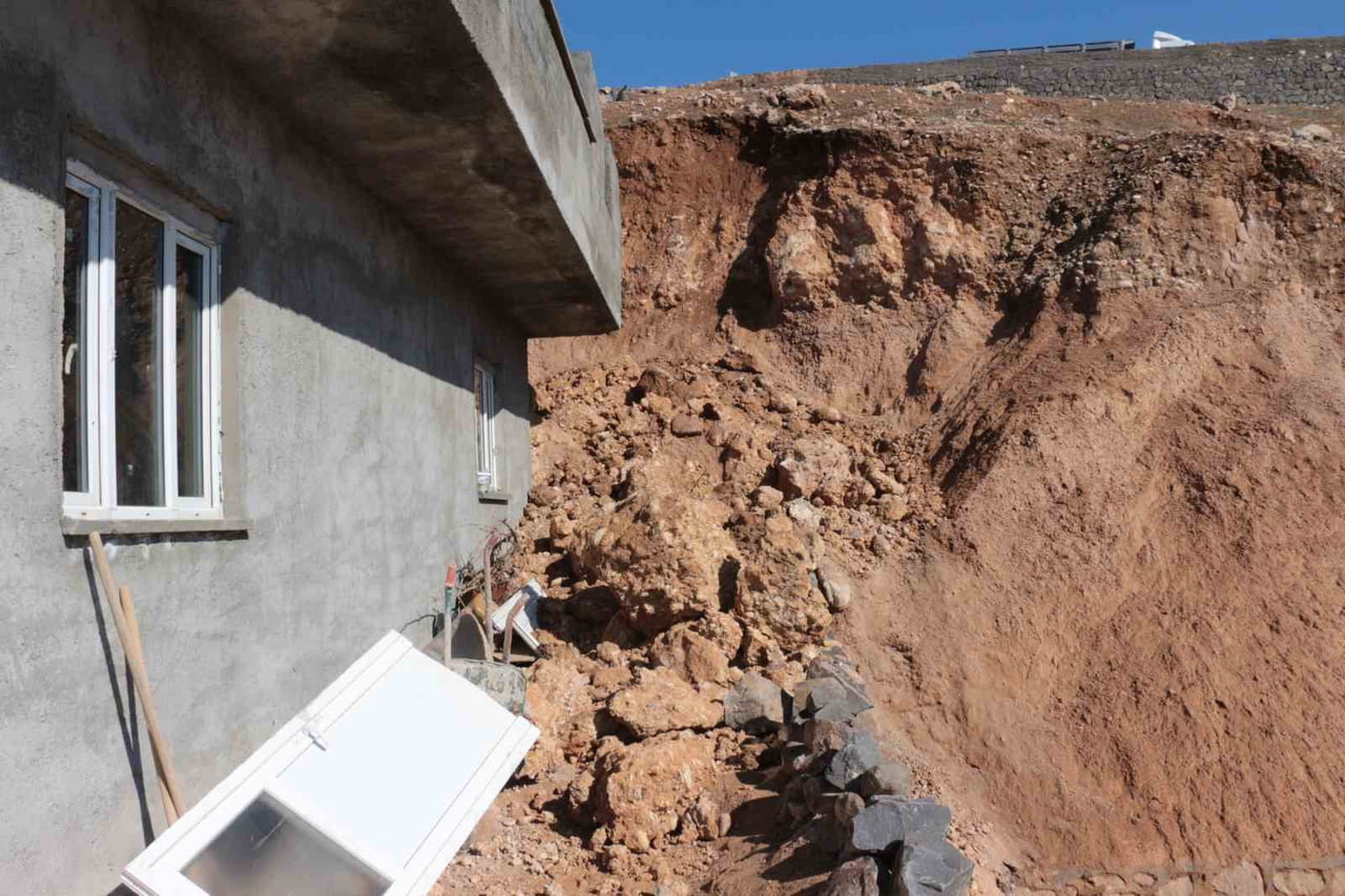 ŞIRNAK’IN CİZRE İLÇESİNDE MEYDANA GELEN HEYELANDA, YAMAÇTAN KOPAN DEV KAYA PARÇALARI BİR EVİN...