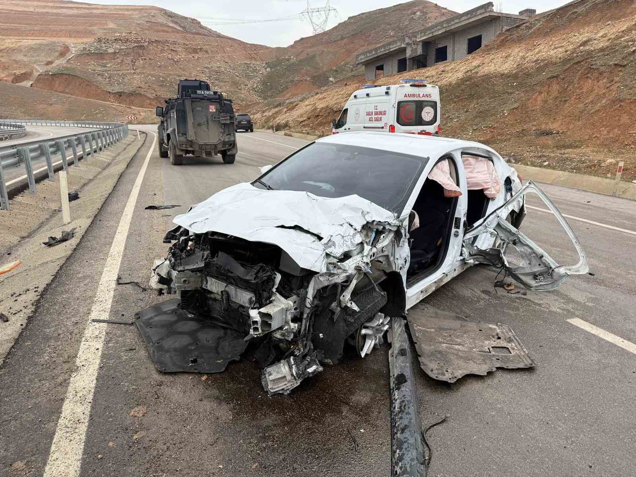 ŞIRNAK’IN CİZRE İLÇESİNDE SEYİR HALİNDEKİ OTOMOBİLİN KAZA YAPMASI SONUCU YAŞANAN TRAFİK KAZASINDA...