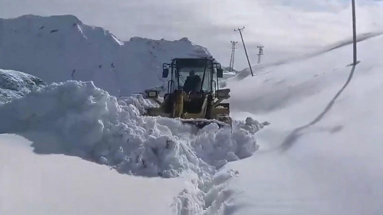 ŞIRNAK MERKEZ VE İLÇELERİNDE KARLA MÜCADELE EKİPLERİ KAPANAN YOLLARI AÇMAK İÇİN SEFERBER OLUYOR....