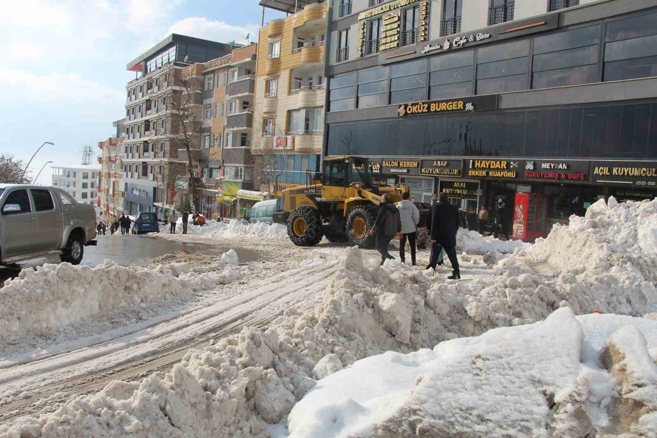 ŞIRNAK’TA 5 GÜN BOYUNCA ETKİLİ OLAN VE SON 7 YILIN EN YOĞUN KAR YAĞIŞI OLARAK KAYITLARA GEÇEN KAR...