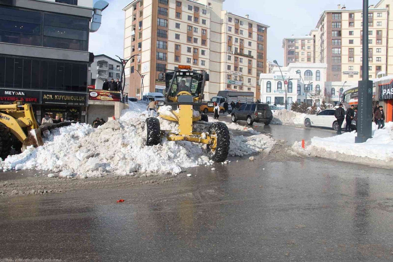 ŞIRNAK’TA 5 GÜN BOYUNCA ETKİLİ OLAN VE SON 7 YILIN EN YOĞUN KAR YAĞIŞI OLARAK KAYITLARA GEÇEN KAR...
