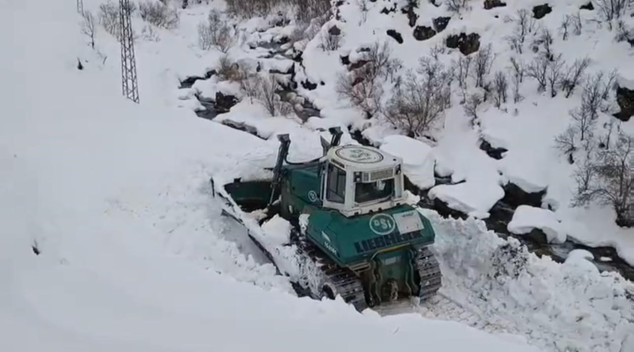 ŞIRNAK’TA AŞIRI KAR YAĞIŞI SONRASI EKİPLERİN YOL AÇMA ÇALIŞMALARINDA DSİ’DE DAHİL OLDU. 2 METRELİK...