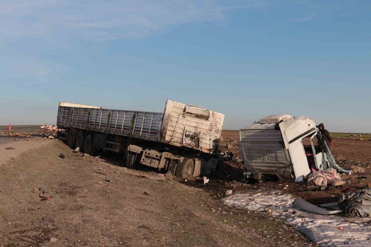 ŞIRNAK’TA CİZRE-NUSAYBİN KARAYOLUNDA İKİ TIRIN ÇARPIŞMASI SONUCU YAŞANAN TRAFİK KAZASINDA İKİ KİŞİ...