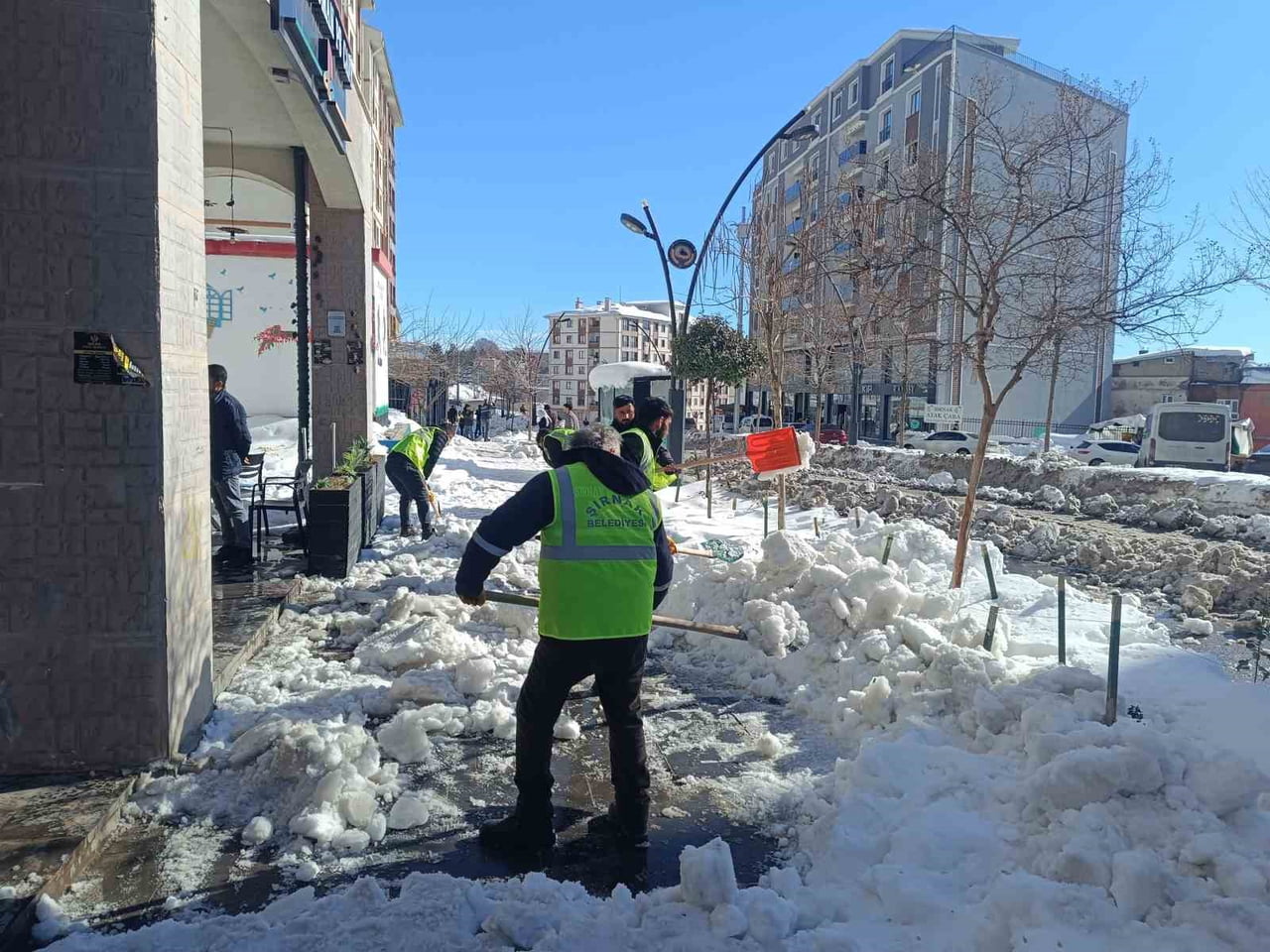ŞIRNAK’TA ETKİLİ OLAN KAR YAĞIŞININ ARDINDAN ŞIRNAK BELEDİYESİ, KENT GENELİNDE SEFERBERLİK...