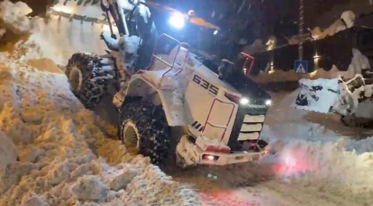 ŞIRNAK’TA KAR KALINLIĞI 2 METREYİ GEÇTİ. EKİPLER DOZERLE ÇARŞIDA KAR TEMİZLİYOR. ŞIRNAK’IN...