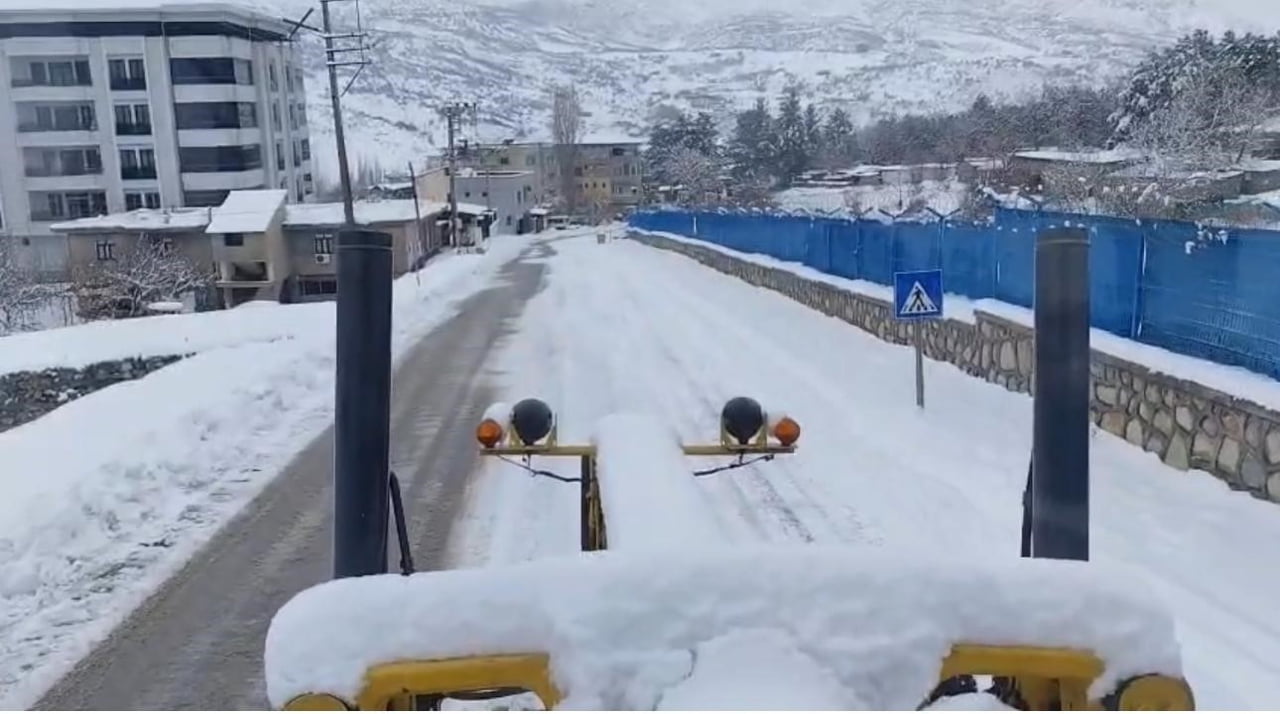 ŞIRNAK’TA KAR YAĞIŞI ETKİSİNİ SÜRDÜRÜYOR. İPEK YOLUNDA MAHSUR KALANLARIN İMDADINA BELEDİYE...