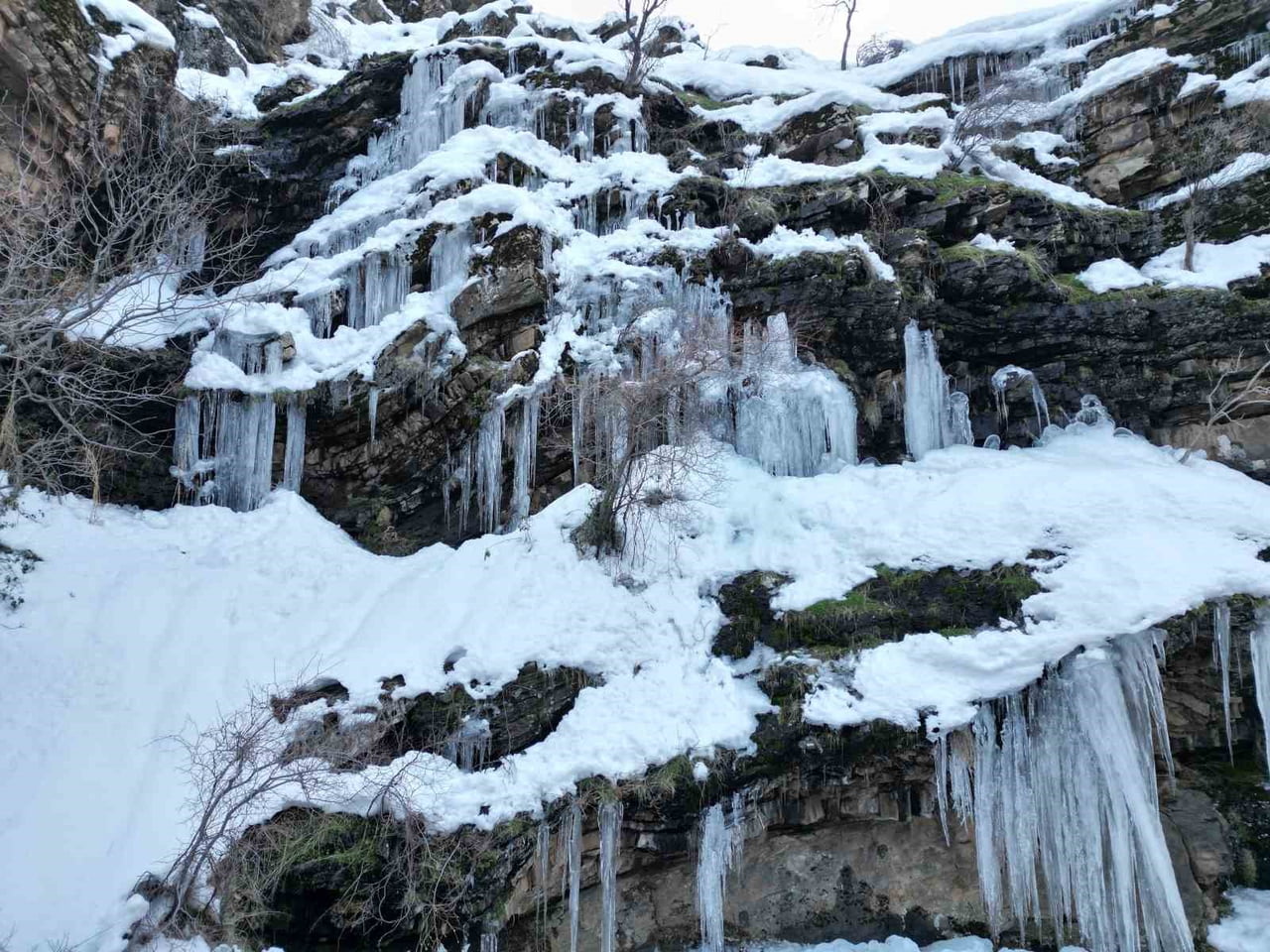 ŞIRNAK’TA KAR YAĞIŞI SONRASI KANLI DERE OLARAK BİLİNEN BÖLGELER BEYAZLARA İÇİNDE KALDI. HAVADAN...