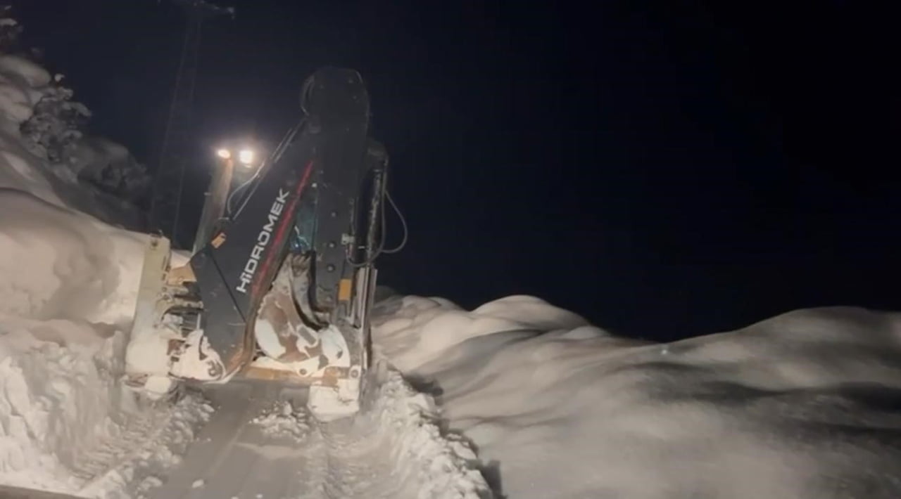 ŞIRNAK’TA KARLA MÜCADELE KARARLILIKLA DEVAM EDİYOR. VALİLİK EKİPLERİ GECE GÜNDÜZ SAHADA ÇALIŞIYOR....