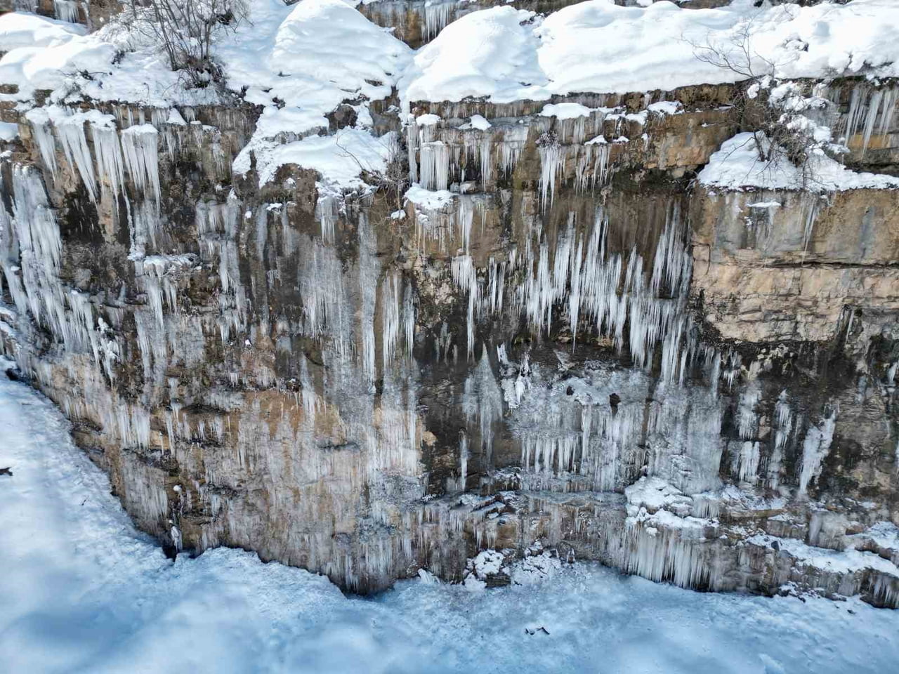 ŞIRNAK’TA KIŞ AYLARINDA BUZDAN ŞELALEYE DÖNÜŞEN DAĞLAR HAVADAN GÖRÜNTÜLENDİ. DEV SARTKITLARIN...