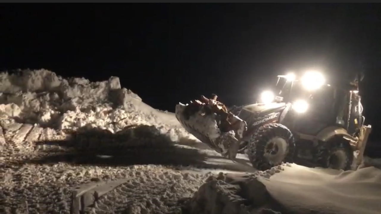 ŞIRNAK’TA KIŞ ÇETİN GEÇİYOR. YAYLA KÖYLERİNDE KALAN VATANDAŞIN İMDADINA EKİPLER YETİŞTİ....